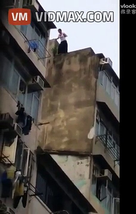 WOMAN JUMPED OF A BUILDING IN CHINA