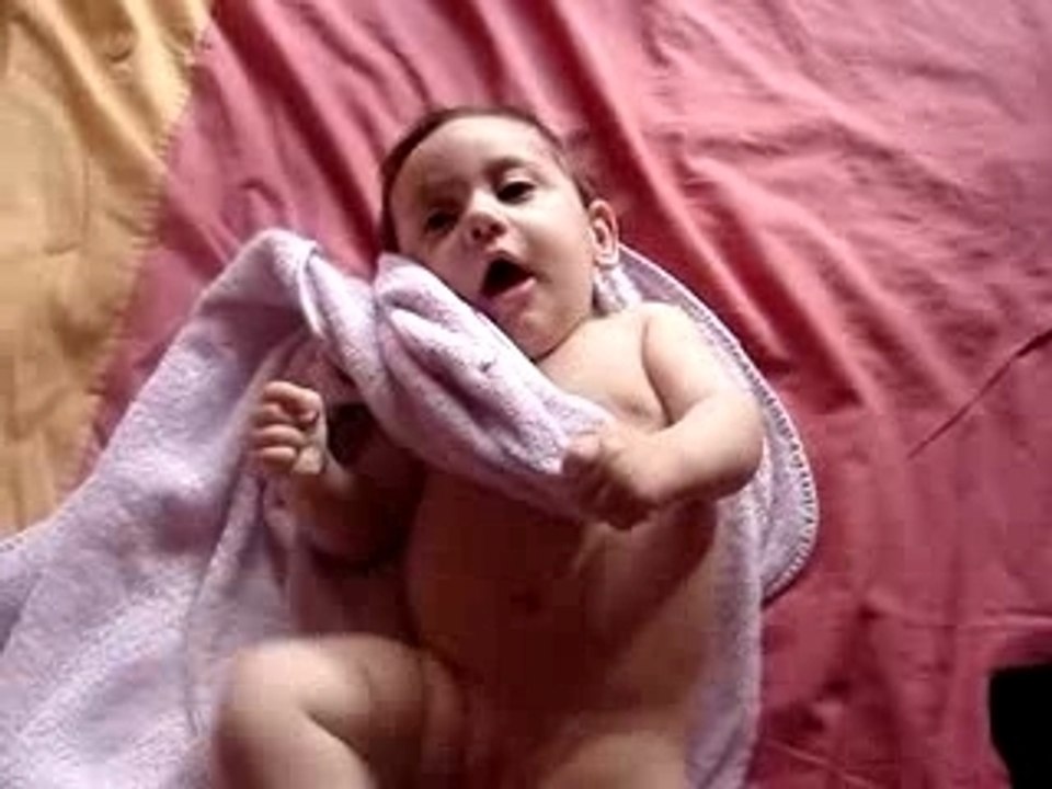 Ma princesse joue avant le bain