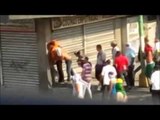 El apretón de manos de la Polícia y grupos armados motorizados en Venezuela que causa indignación