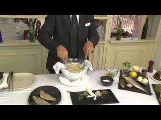 Tàrtar de llobarro amb amanida d'escarola i vinagreta de flor de romaní