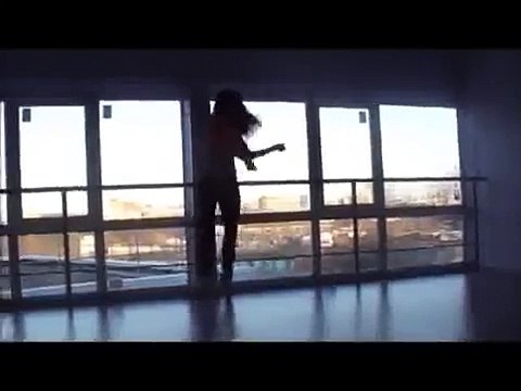 Девушка танцует go-go в пуантах