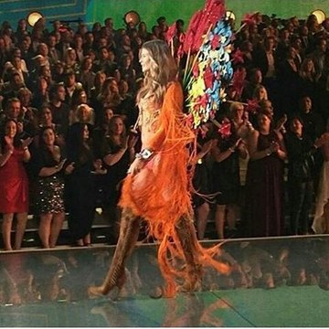Behati Prinsloo opens Victoria's Secrets Show 2015 Victoria's Secrets Show 2015 #vsfashionshow