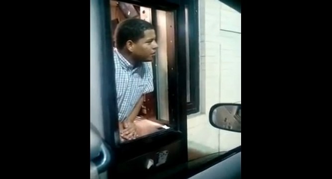 Un employé de McDonald's fait croire à un SDF qu'il va lui donner à manger