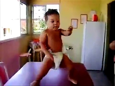 Приколы с детьми. Веселый малыш забавно танцует