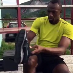 Usain bolt essaye des chaussures qui se lacent toutes seules !