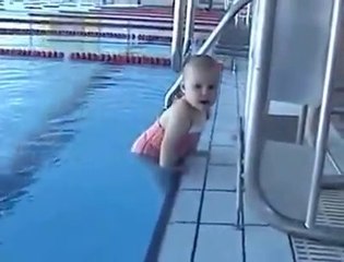 UN BEBE QUI NAGE TOUT SEUL.....Incroyable mais vrai.