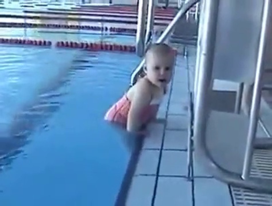 UN BEBE QUI NAGE TOUT SEUL.....Incroyable mais vrai.