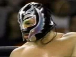 WWE - Rey Mysterio enleve son masque