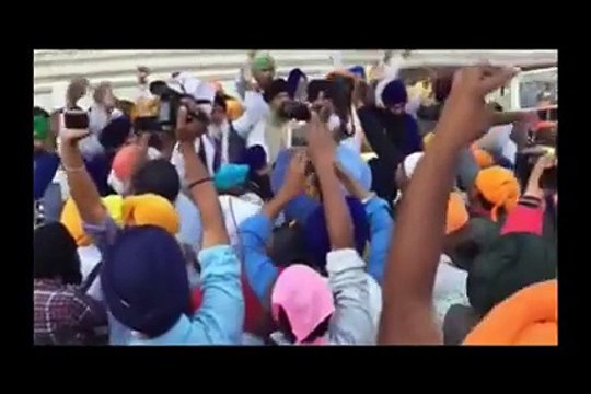 Amazing video of sikhs protecting new jathedar and protestinga gainst gurbachan singh
