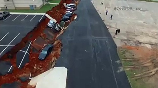 This huge hole in Mississippi swallowed up cars as their owners sat eating in a restaurant