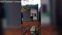 Un homme détruit un distributeur de billets avec une hache