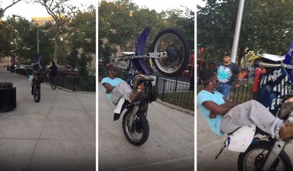 Önünü Kaldırdığı Motosikleti Ellerini Bırakarak Sürdü