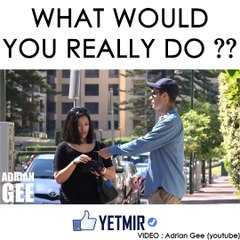 Un aveugle demande de la monnaie sur un gros billet dans la rue