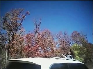 Une conductrice en fuite fonce sur un policier