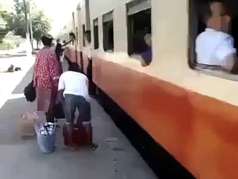 Dilwale Dulhania Le Jayenge Part 2 - Bizarre _ Weird Videos - Shahrukh-Kajol Recreate 'DDLJ' Poster