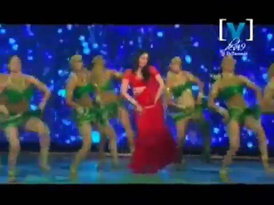 Shahrukh Khan and Kareena Kapoor performing Chamak Challo