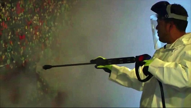 Le mur de chewing-gums de Seattle en cours de nettoyage