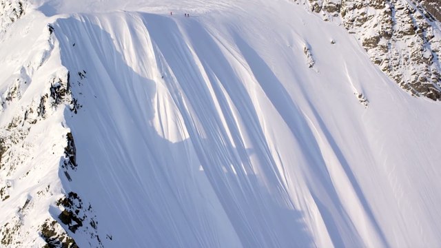 Ce skieur survit à une chute de 500m. Impressionnant