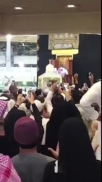 -ردة فعل الناس عند فتح باب الكعبة المشرفة لغسلها