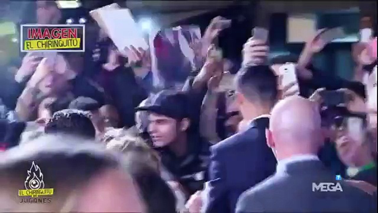 Aficionados Gritan 'Messi, Messi' a Cristiano Ronaldo Durante la presentación de su Película