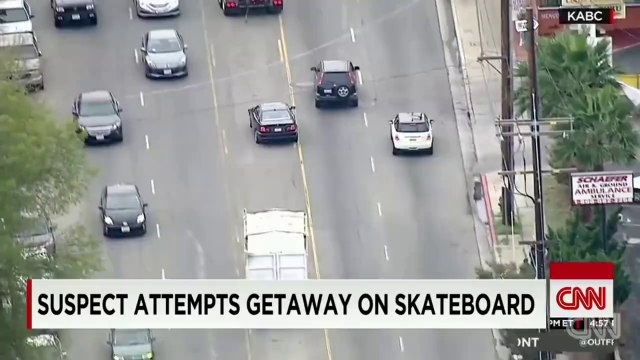 Un homme essaie d'échapper à la police en Longboard après une course-poursuite en voiture