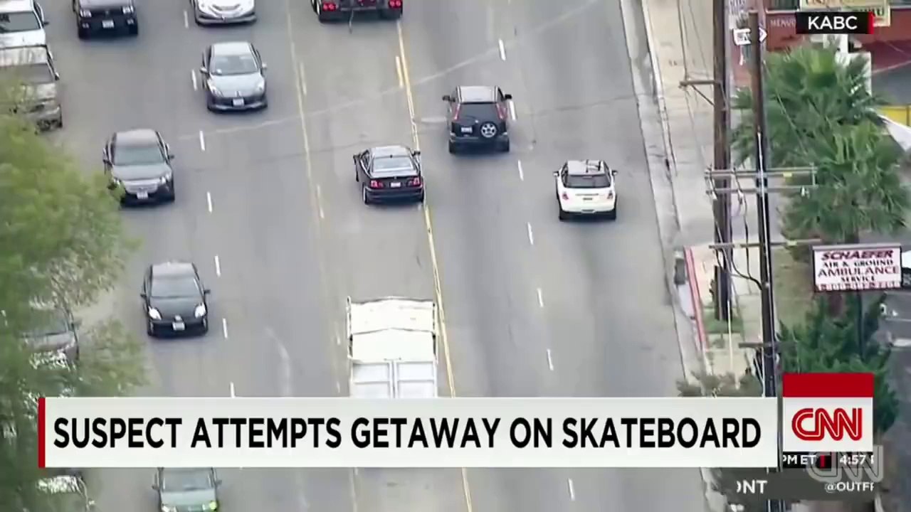 Un homme essaie d'échapper à la police en Longboard après une course-poursuite en voiture