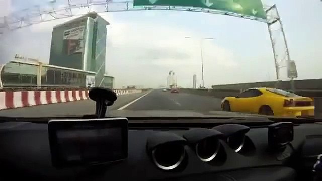 Street Racers conduzem de forma absordamente louca nas ruas movimentadas de Bangkok