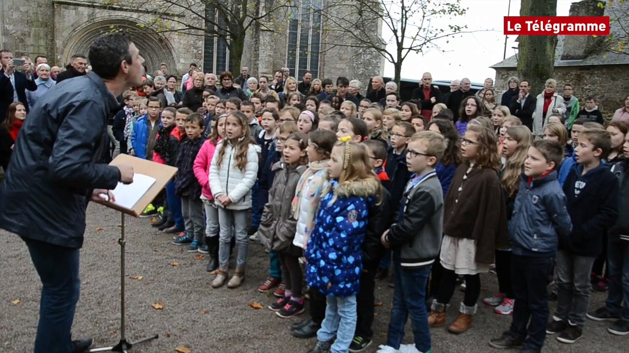 Lamballe. 11-Novembre : les élèves de l'école Beaulieu chante Johnny Hallyday