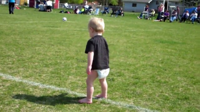 Памперсы спортсмену не помеха. Юный спортсмен разминается