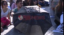 Studentët këmbëkryq para kryeministrisë: Tërhiq ligjin e Arsimit të Lartë - Ora News-