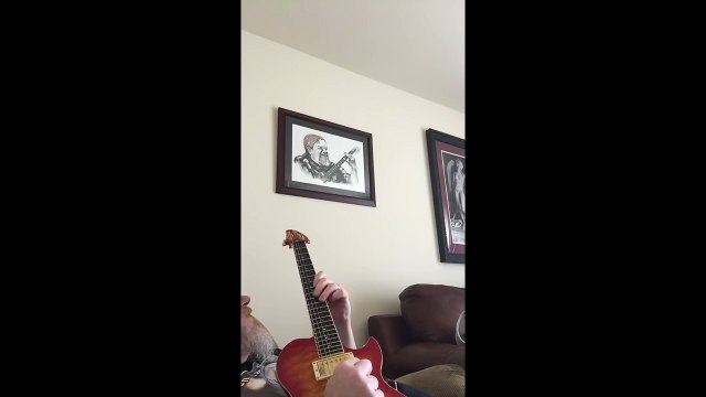 Ce guitariste joue la musique du bar du premier Star Wars et ça défonce!