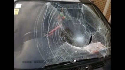 Un cycliste se crash dans une voiture stationnée et détruit le pare brise