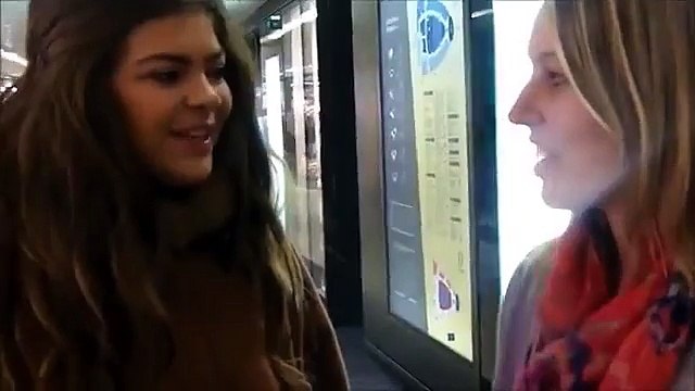 Caroline Costa chante On a Beau dire avec une fan