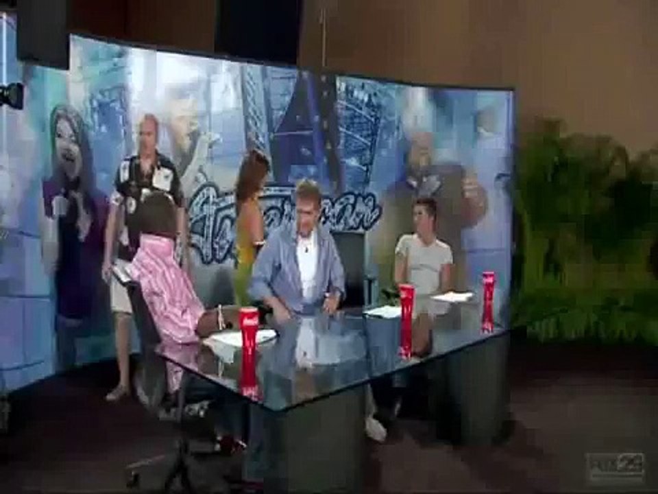 Simon Cowell kisses Paula Abdul in the audition room