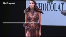 SALON DU CHOCOLAT 2015, KARINE LIMA DANS UNE ROBE EN CHOCOLAT DE JEAN-PAUL BENIELLI & DAMIEN PISCIONERI