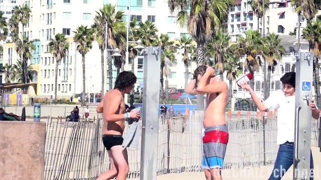 Duş Alan İnsanlara Şampuan Dökerek Trollemek