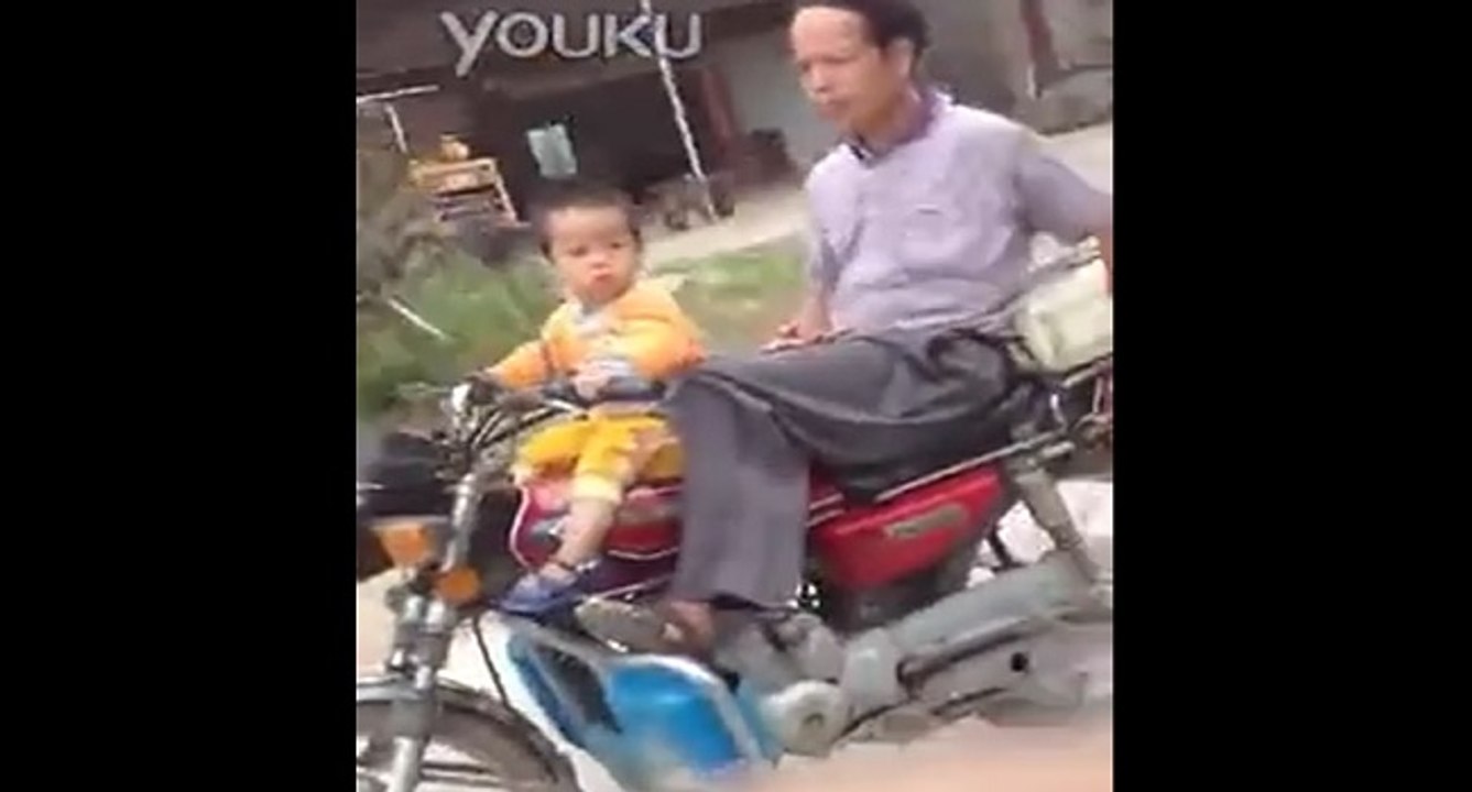 Impressionnant enfant de 2 ans sur une mobylette