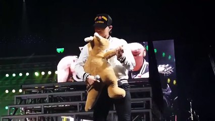 151021 G Dragon dancing with a roo World Tour MADE in Melbourne Australia
