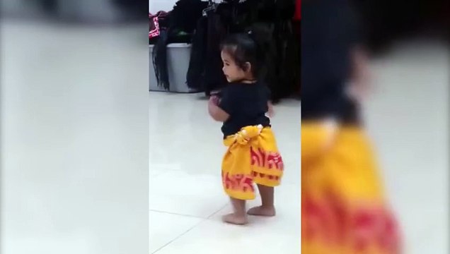 Little Girl Performs Amazing Dance Tiny Dancer