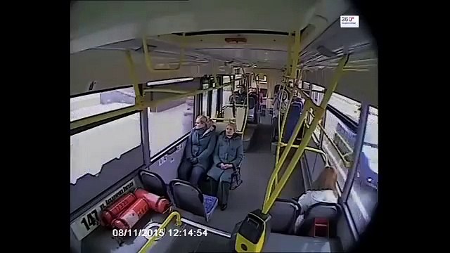 Motorista de autocarro adormece e câmara grava acidente assustador!!! (Imagens Fortes)