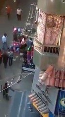 أفراد الشرطة المصرية يعتدون على سيدتين بالضرب والشتائم