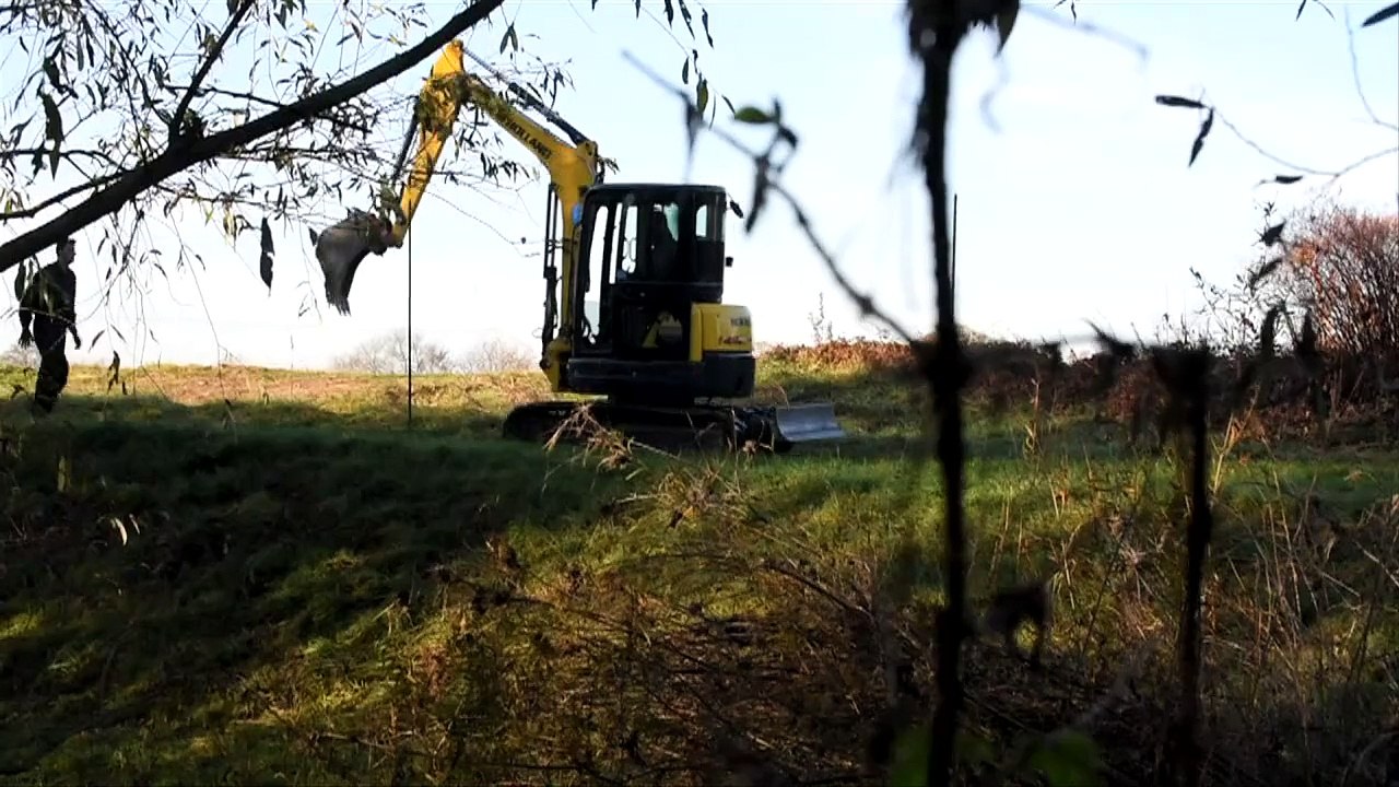 Slovenian army unrolls razor wire on Croatia border