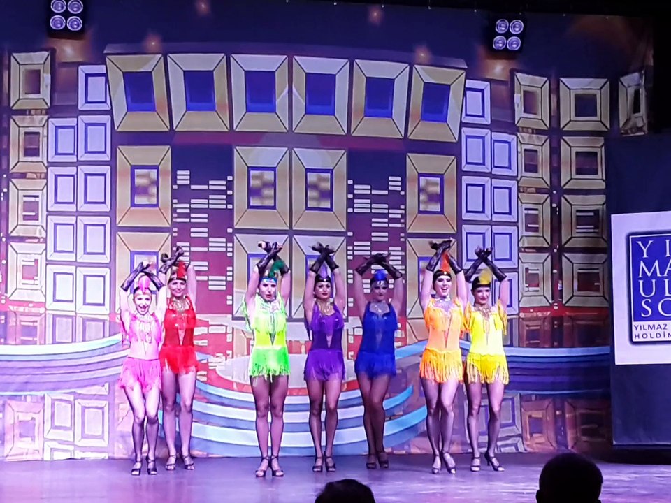 Rus Dansçı Kızlar Erkeklerin Nefeslerini Kesti