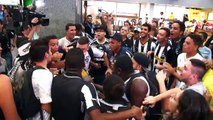 Enlouquecidos, botafoguenses recebem jogadores no aeroporto