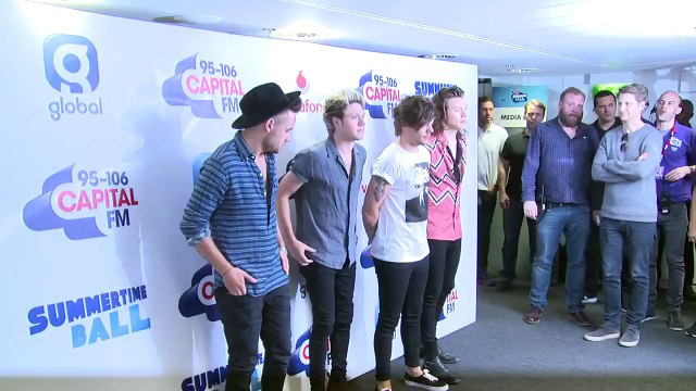 (Watch) Liam Payne KISSES Louis Tomlinson Accidentally On Stage