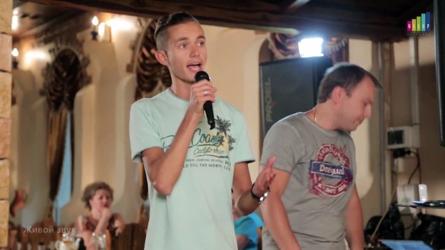 Вот так надо петь в караоке! Парни исполнили для девушек необыкновенную