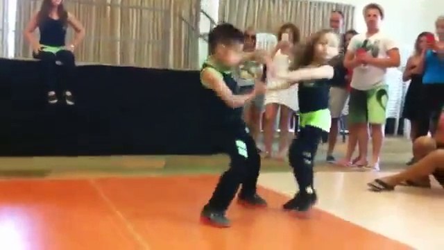 Малыши 6 и 7 лет танцуют офигенную сальсу