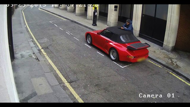 Un voleur découpe le toit d'une Porsche