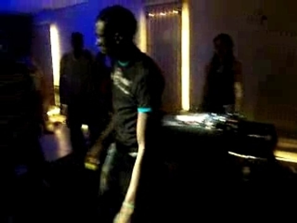 Almami danse encore coupé décalé!!!