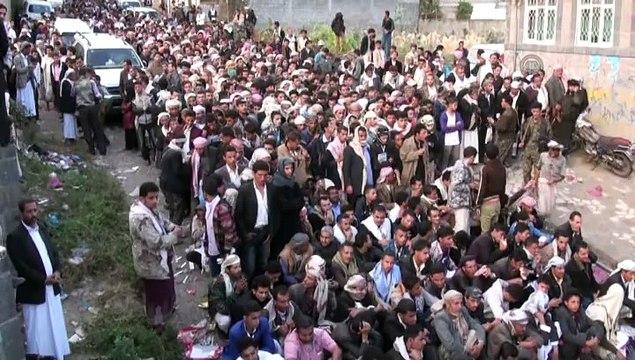 Yemenis apply for passports in Ibb